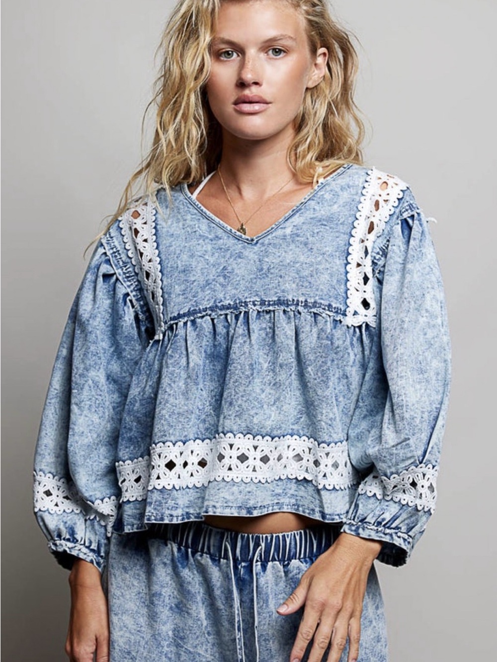 Women's Pol Blue Acid-Wash Lace Trim Peasant Top L